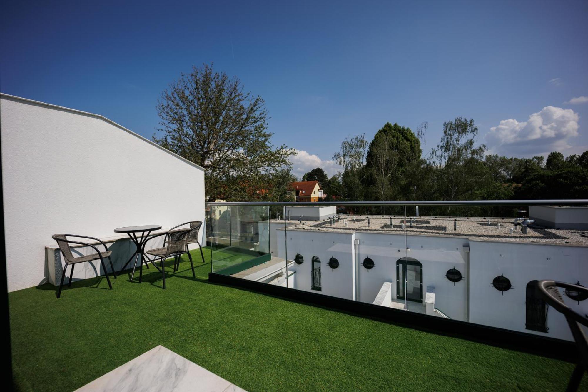 Villa Bauhaus Wellness Apart-Hotel Siofok Exterior photo